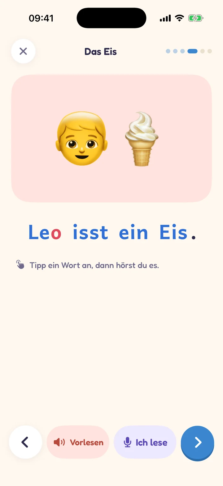 Eine Geschichte in Lino liest: „Leo isst ein Eis.“ in Silbenfarben, darüber ein Bild, unten die Knöpfe Vorlesen und Ich lese.
